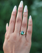 Load image into Gallery viewer, Emerald Gaze