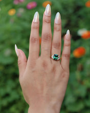 Load image into Gallery viewer, Emerald Gaze