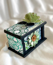 Load image into Gallery viewer, Ever Green Handcrafted Ring Box
